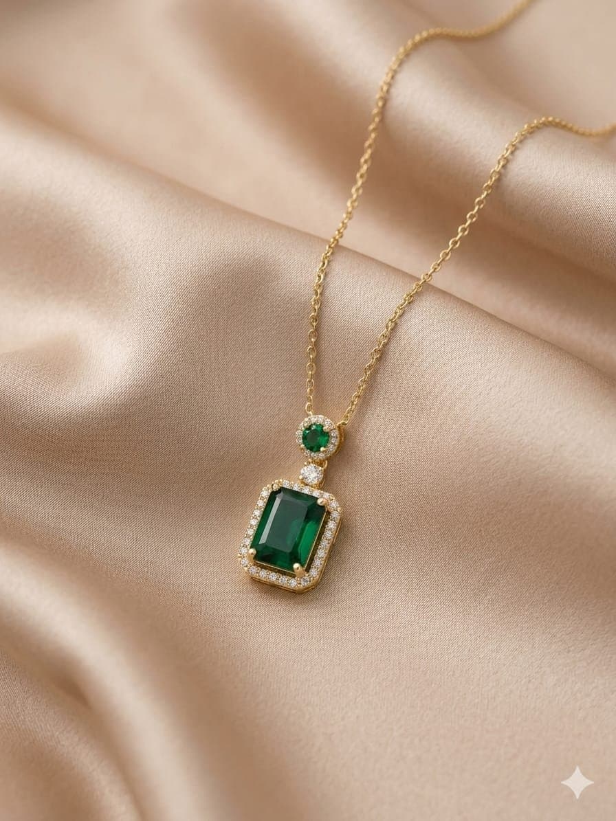 عقد فاخر بفص زمردي مستطيل وإطار كريستال - Emerald Halo Necklace