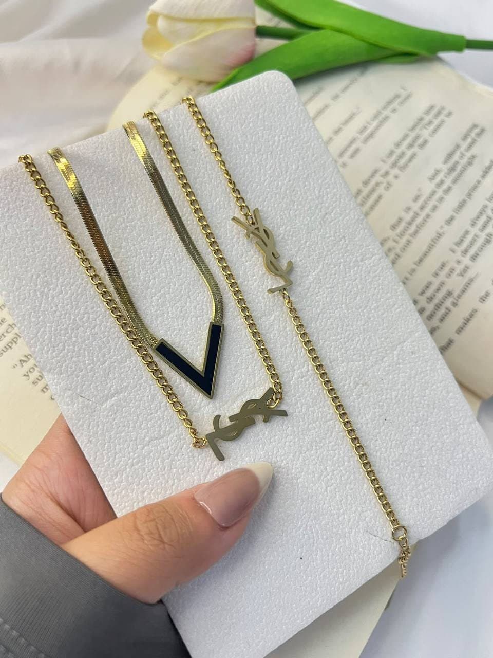 طقم 3 سلاسل YSL وحرف V اسود - طقم سلاسل ليرنج YSL و V
