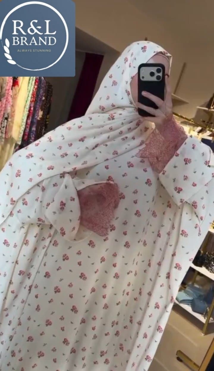 إسدال أبيض بورد بينك صغير وأكمام دانتيل